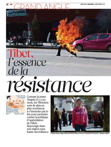 這是法國《解放報》2012年12月12日關於藏人自焚的特別報導,圖1為今年10月23日在甘肅省甘南州夏河縣自焚犧牲的58歲牧民多傑仁欽(Dorjee Rinchen)在自焚時的照片,圖2為今年11月15日在青海省黃南州同仁縣自焚犧牲的23歲女青年當增卓瑪(Tangzin Dolma)生前去拉薩朝聖時的照片。