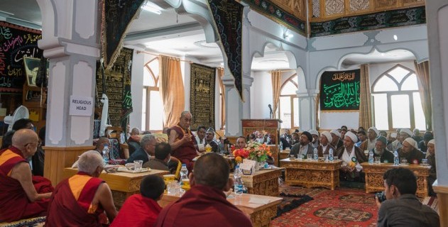 達賴喇嘛尊者在拉達克列城Imambargah Chuchot Gongma清真寺向當地穆斯林社區成員和藏人發表講話 照片/OHHDL