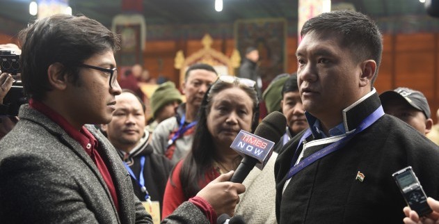 阿鲁纳恰尔邦首席部长在法会现场接受媒体采访 照片/Jayang Tsring/DIIR