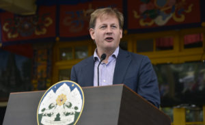 瑞典绿党议员兼国会支持西藏小组成员卡尔·施莱特先生在紀念集會上發言