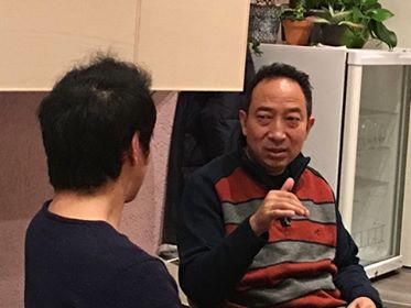 藏人行政中央驻欧洲华人事物联络官在向華人介紹西藏文化 照片/華人聯絡官洛桑尼瑪提供