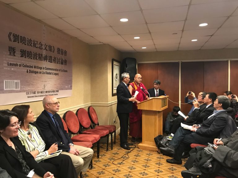 西藏人民议会议长堪布索郎丹培在对话会上致词