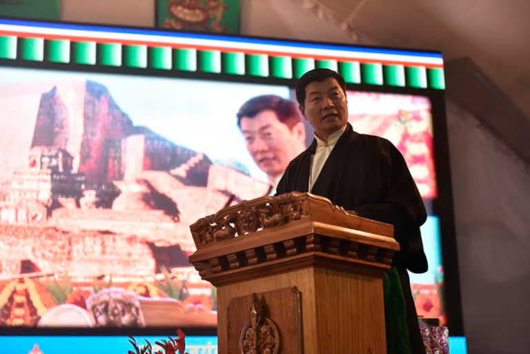 司政洛桑森格在瓦拉納西中央西藏大學中举办的“印度哲学思想与现代科学思想”为主题的会议上发言 照片/Tenzin Jigme/DIIR