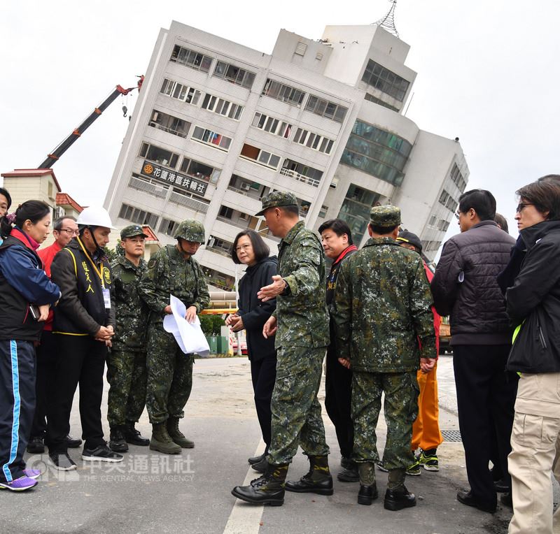 台湾总统蔡英文视察花莲地震灾区 照片/中央通讯社