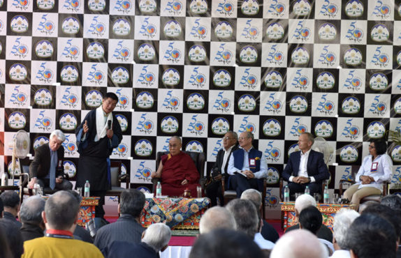 2017年10月，桑迪卡利安女士出席了由藏人行政中央外交與新聞部（DIIR）主辦的“5·50战略规划”会议。