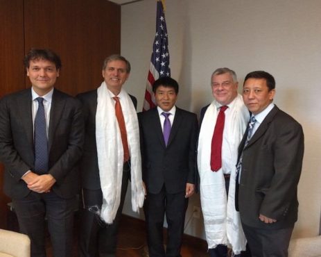 顿珠旺青的邀请会见了国务院的政要