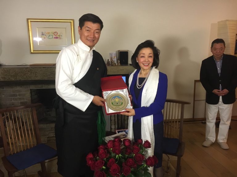 司政洛桑森格樱井良子女士赠送纪念品 照片／駐日本代表處提供