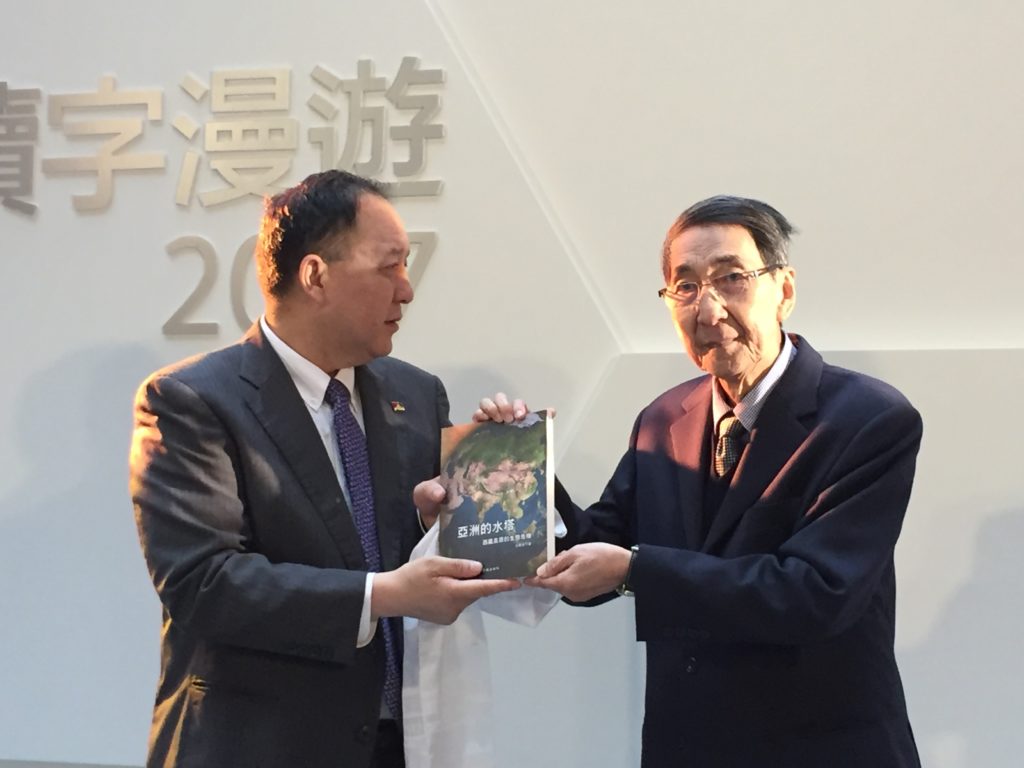 藏人行政中央驻台湾办事处代表达瓦才仁和东吴大学政治系黄默教授为新书揭幕 照片/驻台湾办事处提供