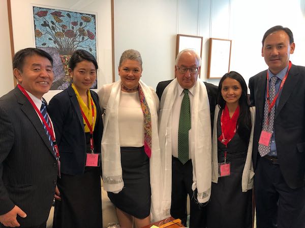 丹增德勒仁波切的侄女尼玛拉姆与澳大利亚议会议员梅丽林·斯旺森和迈克尔·丹比