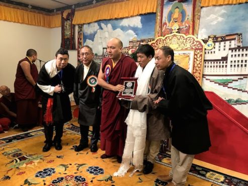 第十七世大包法王噶玛巴仁波切在向西藏前政治犯顿珠旺青颁发奖章