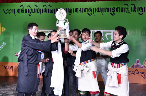 司政洛桑森格为西藏歌舞戏剧学院学生夏季文艺表演获奖团队颁发奖章 照片//Tenzin Phende/DIIR