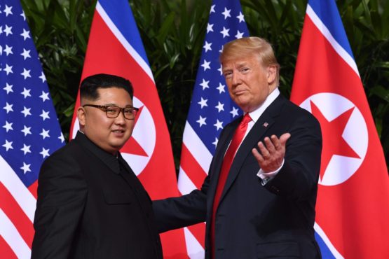 美国总统唐纳德·特朗普和朝鲜领导人金正恩于6月12日在新加坡举行历史性首脑会晤 照片/載自網路