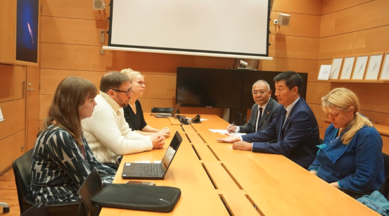 藏人行政中央司政洛桑森格与芬兰国会议员和相关政要举行会议 照片/Sontash