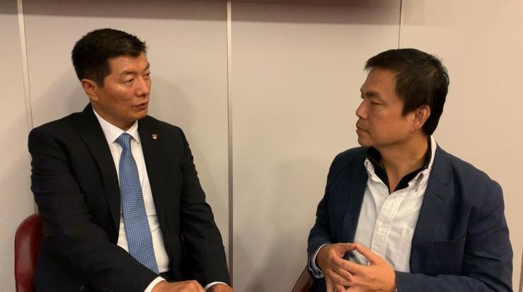 西藏流亡政府总理（司政）洛桑森格（左）与钱志健（右）照片/钱志健提供