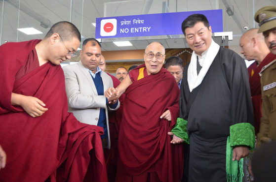 司政洛桑森格在岗格拉机场迎接达赖喇嘛尊者 2019年1月4日 照片/Pasang Dhondup/CTA