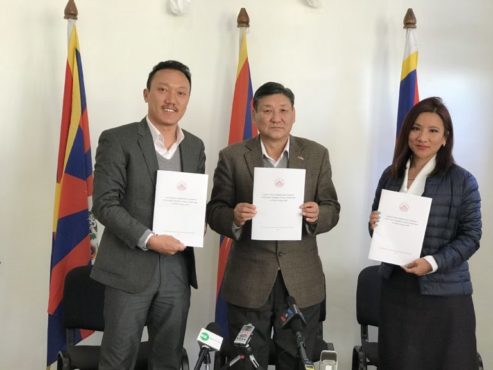 藏人行政中央外交与新闻部外交处秘书长达波·索南诺布，新闻处秘书长夏尔琳·达珍，以及西藏政策研究学会生态环境研究员藏拉·丹巴坚赞共同发布回应文件 2018年12月31日 照片/Pasang Dhundup/ DIIR
