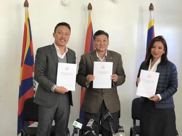 藏人行政中央外交与新闻部外交处秘书长达波·索南诺布，新闻处秘书长夏尔琳·达珍，以及西藏政策研究学会生态环境研究员藏拉·丹巴坚赞共同发布回应文件 2018年12月31日 照片/Pasang Dhundup/ DIIR