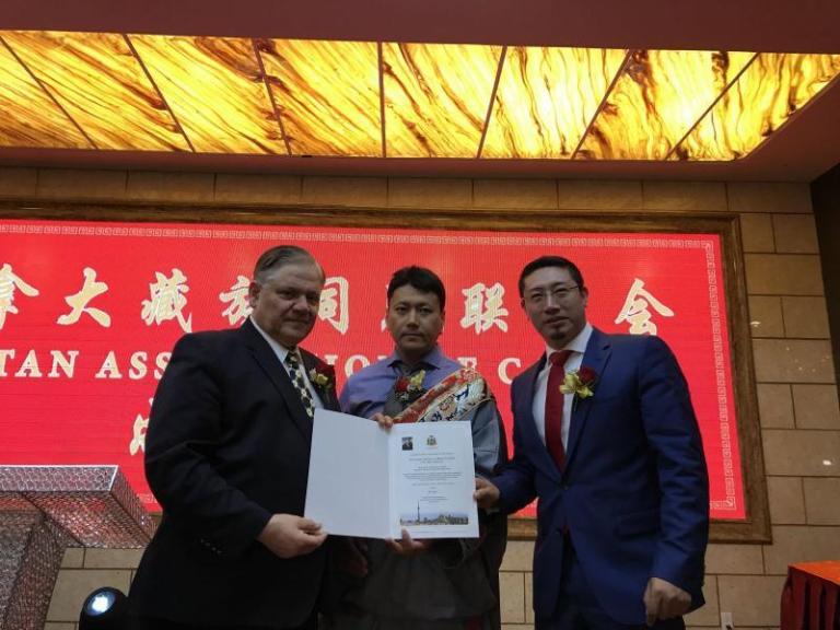 图片右侧藏人为北美凶天组织头目“德清活佛” 照片：北美​​好生活网