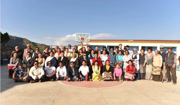 司政洛桑森格与岗饶吾藏人定居民众合影 2019年4月19日 照片/Tenzin Jigme/CTA