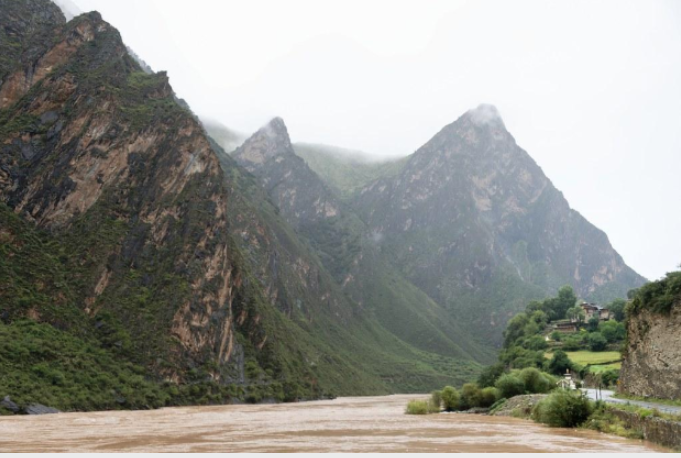 流经西藏康区的舟曲在进入中国后称为长江，它是亚洲第一长河和世界第三长河流 照片/ Flickr