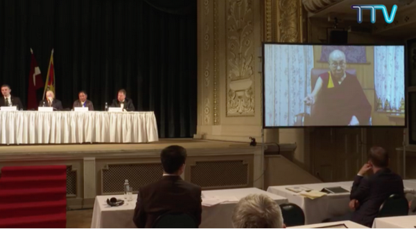 出席第七届世界议员支持西藏大会的各方代表在观看达赖喇嘛尊者的视频致辞 2019年5月7日