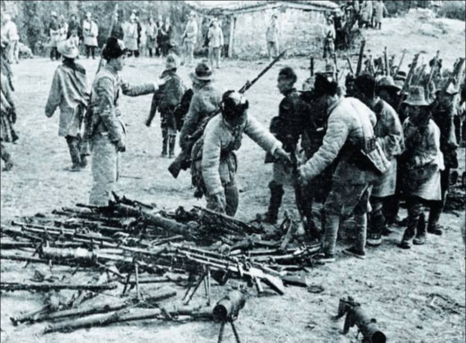 昌都的西藏政府军缴械投降 照片/翻拍自中国“人民”网