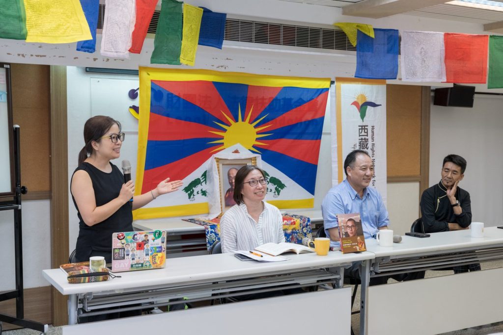 西藏台湾人权连线举办「人权星期三 x Lhakar 之夜」活动，导读西藏精神领袖达赖喇嘛在 1962 年写成的《我的国土与子民：第十四世达赖喇嘛第一部自传》。左起为西藏台湾人权连线理事林欣怡、静宜大学法律系助理教授林淑雅、达赖喇嘛西藏宗教基金会董事长达瓦才仁、西藏台湾人权连线理事长札西慈仁。 （西藏台湾人权连线／提供；Artemas Liu／摄）