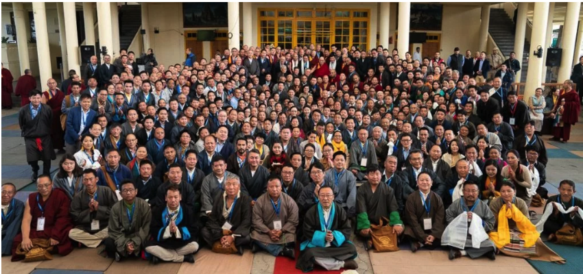 达赖喇嘛尊者在接见会上与第三次流亡藏人特别大会与会代表合影 2019年10月6日 照片/Tenzin Choejor/OHHDL
