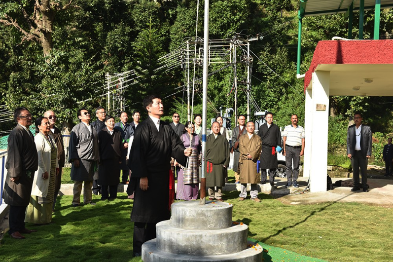 司政洛桑森格在噶夏办公楼前升印度国旗庆祝圣雄甘地诞辰150周年 2019年10月2日 照片/Tenzin Phende/CTA