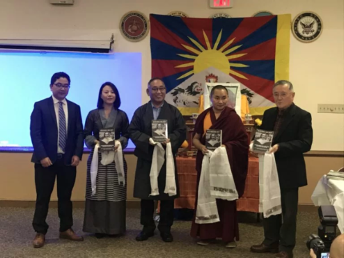 驻北美办事处代表欧珠次仁与其他嘉宾在活动上为多杰占堆撰写的新书《抵抗与团结》揭幕 2019年0月20日 照片/驻北美办事处