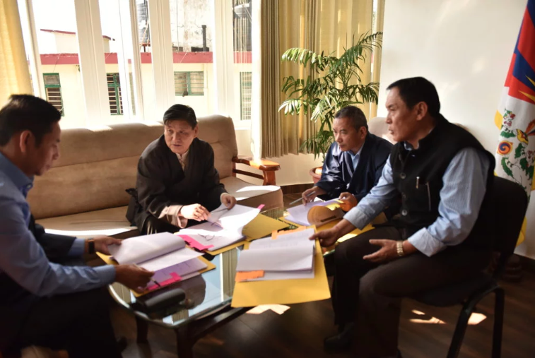 外交与新闻部前外交处秘书长达波•索朗诺布与新闻处秘书长次旺嘉波•阿惹亚在教育部秘书长噶玛森格的见证下进工作交接 2019年10月24日 照片/Tenzin Jigme/CTA