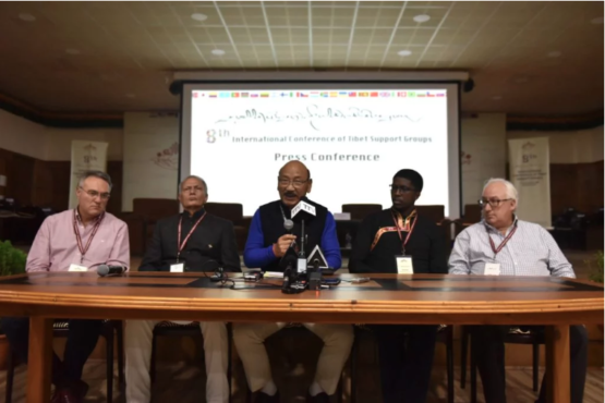 （左起），墨西哥住所主任马尔科·安东尼·噶玛，达兰萨拉印藏友好协会主席阿杰·辛格，“西藏运动核心小组”召集人仁青堪卓·阿梅里南国会因卡塔自由党议员玛库勒克赫勒瓦，澳洲国会议员兼国会支持小组前主席迈克尔·丹比在新闻发布会上介绍本届大会会议制定的8项行动计划2019年11月5日照片/ Tenzin Phende / CTA