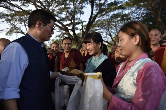 司政洛桑森格在抵達印南孟戈德藏人社區時受到當地藏人民眾的隆重迎接 2019年19日 照片/Tenzin Jigme/CTA