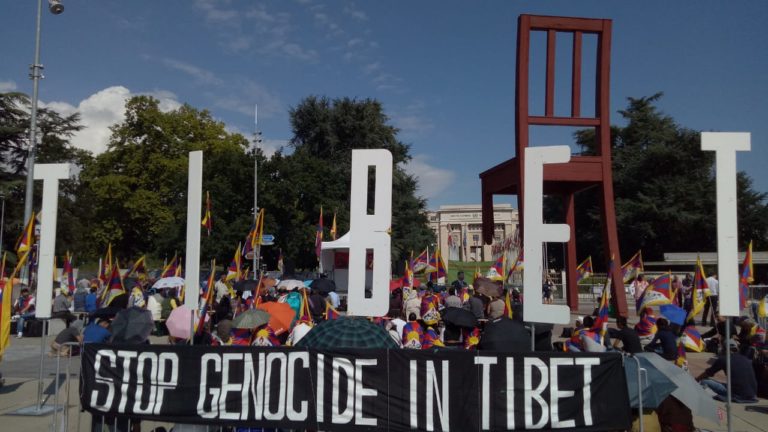 瑞士藏人在日内瓦联合国万国宫前举行和平游行活动 照片/Tashi Namgyal/ TCSL