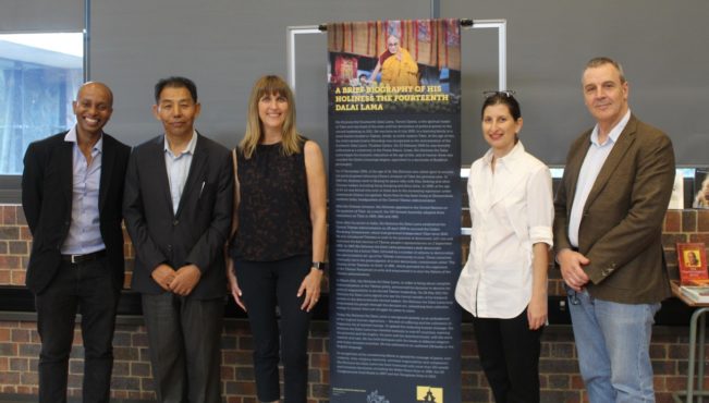 驻南非办事处代表欧珠多杰与约翰内斯堡大屠杀和种族灭绝中心工作人员在展览会上合影