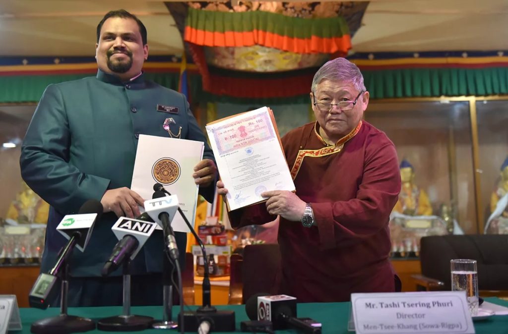印度曼尼普尔国际大学校长哈里库马尔·帕拉塔卡博士与达兰萨拉藏医院院长扎西次仁·普日签署备忘录 2020年2月12日 照片/Tenzin Phende/CTA