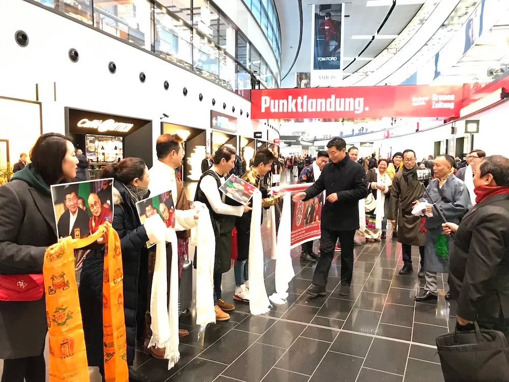 司政洛桑森格在奥地利维也纳受到当地藏人社区成员的隆重迎接 照片/驻日内瓦办事处提供