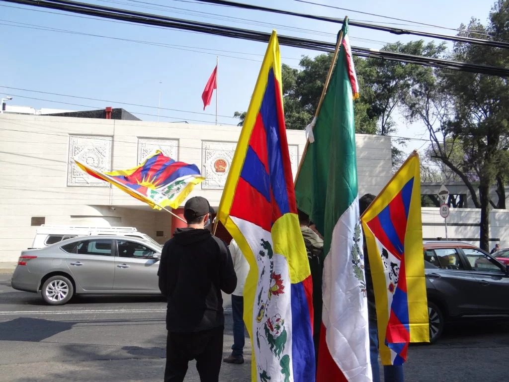 墨西哥支持西藏團體在中國大使館前舉行抗議活動紀念西藏自由抗暴日