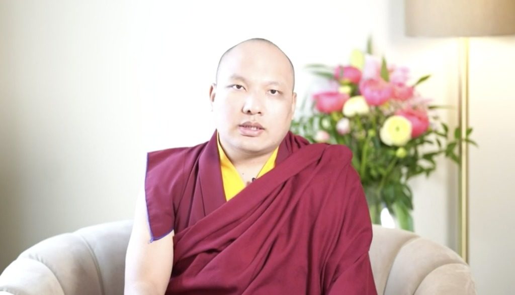第十七世大宝法王噶玛巴邬金钦列多杰通过脸书专页向信众开示 照片/视频截图