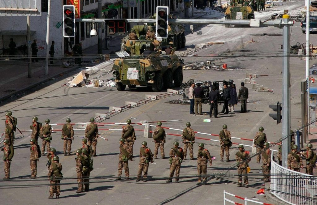 2008年3月，中国士兵在西藏首府拉萨巡逻。在对文化和宗教自由实行多年严格限制后，这里曾爆发暴力抗议活动。 AGENCE FRANCE-PRESSE — GETTY IMAGES