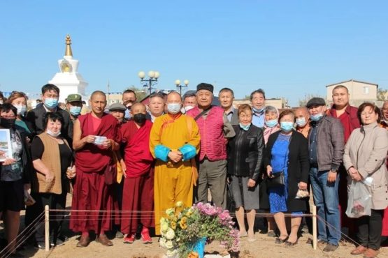 藏人行政中央驻俄罗斯等国代表戴洛仁波切在奠基典礼上与当地民众合影 照片/驻俄罗斯等国办事处提供