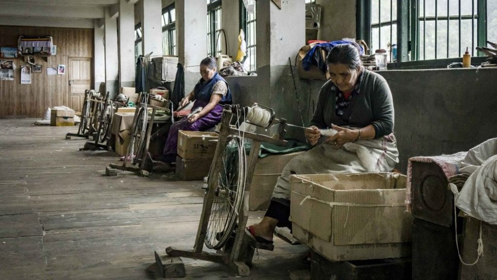 位于大吉岭的藏人难民自助中心，纺毛线部门只剩下三位奶奶，偌大的空间显得十分空荡 © 尹雯慧　