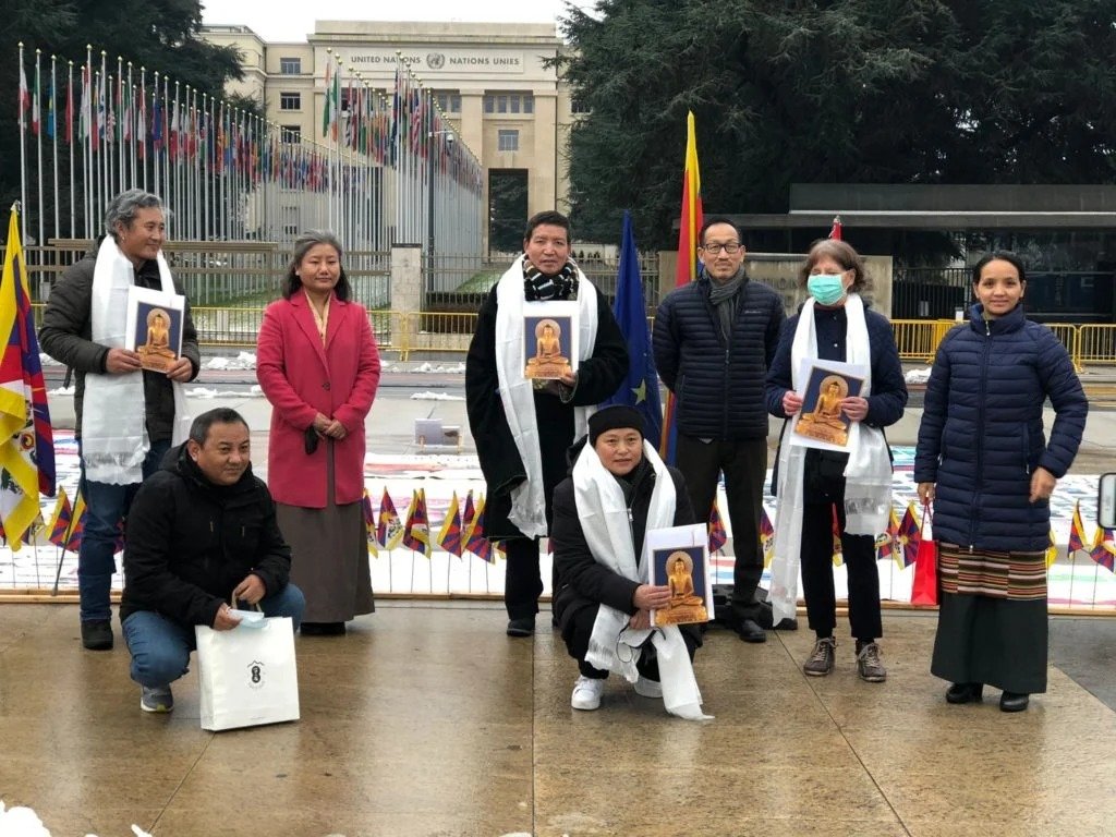 驻日内瓦办事处代表其美仁增和工作人员前往抗议现场探望参加抗议活动的民众 照片/ 驻日内瓦办事处提供