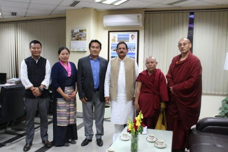 副议长益西平措和卫生部长曲炯旺修等相关官员在2016年的中央藏医药委员会的年度会议上拜会国务部长谢利帕德先生 照片/资料图片/议会秘书处提供