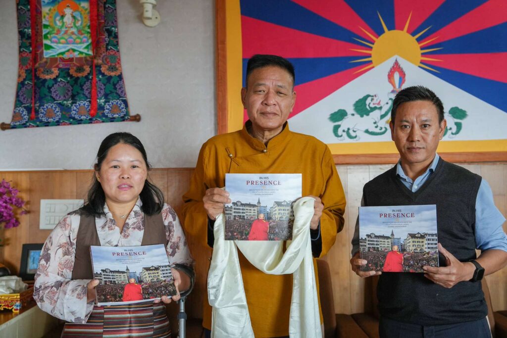 司政边巴次仁为新书《在尊者座前：第十四世达赖喇嘛全球交往纪实》进行首发揭幕