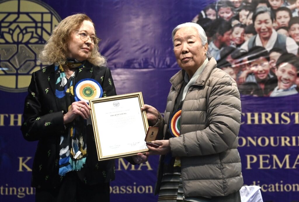 吉尊白玛获英国佛教协会颁授「圣诞·汉弗莱奖」